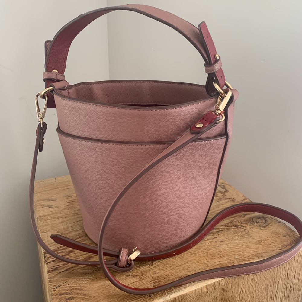 Chelsea28 Pink/Burgundy Bucket purse. 5in diameter. 7 in height.